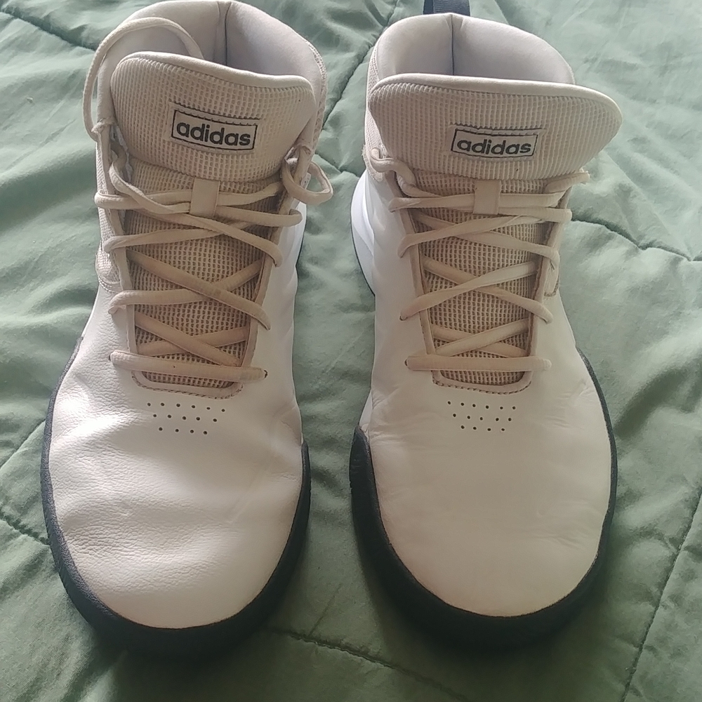 Basketball shoes